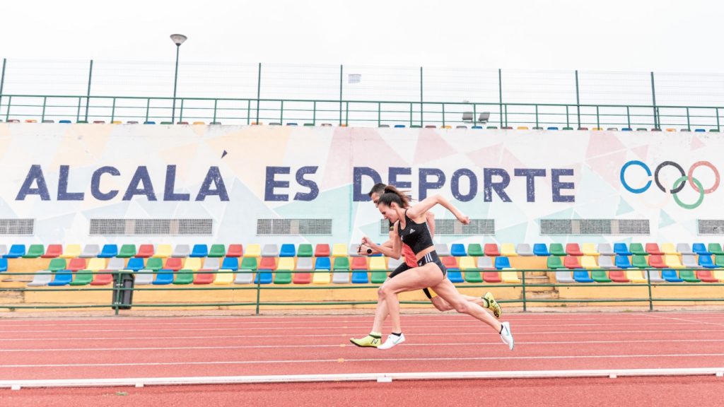 Alba García y Jonathan Orozco entrenando en la pista de Alcalá de Henares - GO fit ATHLETICS