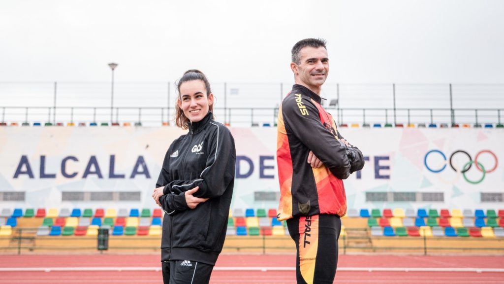 Alba García y Jonathan Orozco posando en la pista de Alcalá de Henares - GO fit ATHLETICS
