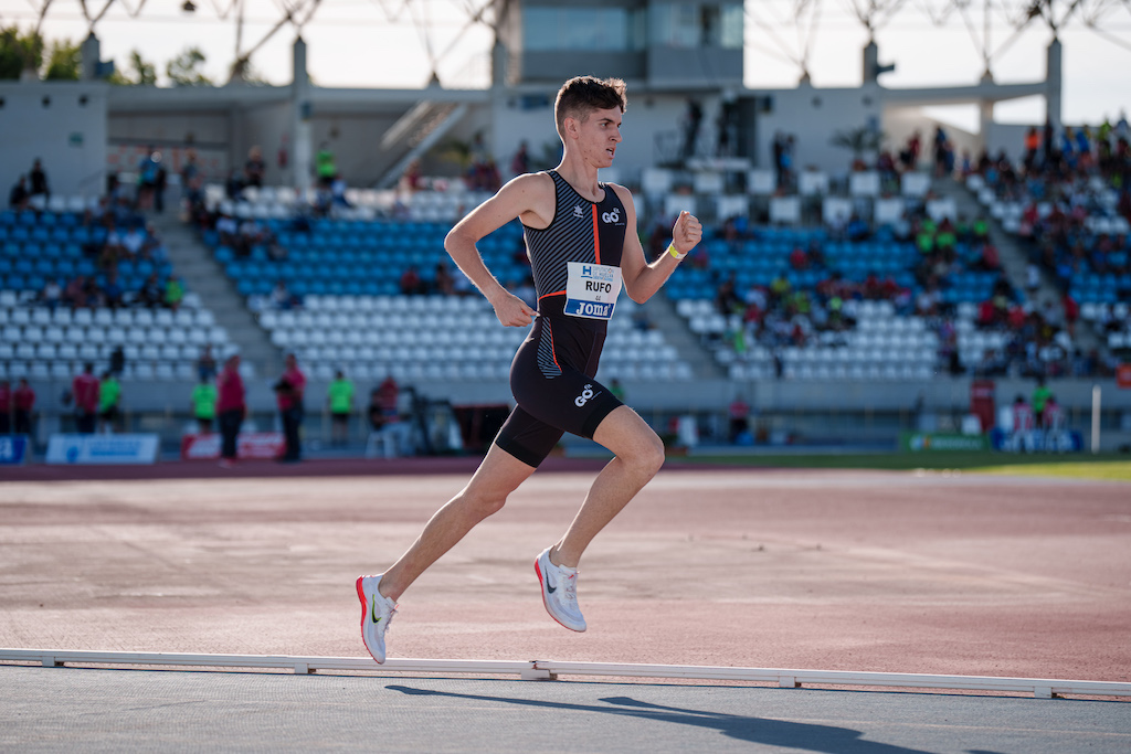 Marco Rufo en los 1500m en el Meeting de Huelva